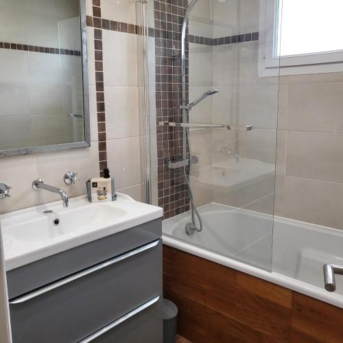 une salle de bain avec un lavabo, une douche et une baignoire dans l'établissement Maison 6 personnes 3 chambres Aéroport-Plages, à Marignane