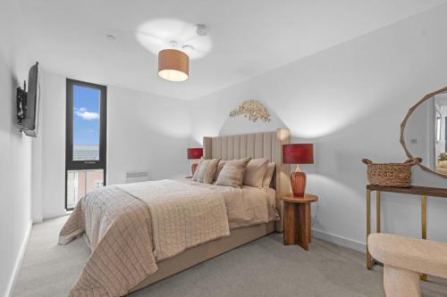 Un dormitorio blanco con una cama y un espejo. en Apartment 46 Citygate York, en York