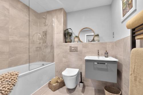 Un baño con inodoro, bañera y lavabo. en Apartment 46 Citygate York, en York