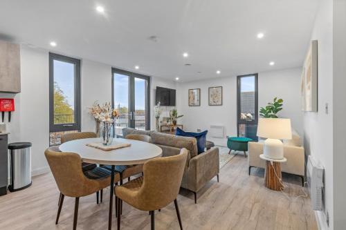 uma sala de estar com mesa e cadeiras em Cityscape Condo in York No 46 em York