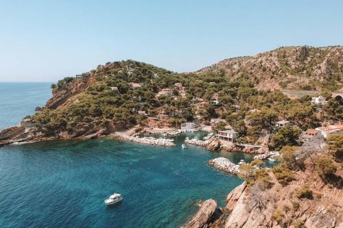 an island with a boat in a body of water at Maison 6 personnes 3 chambres Aéroport-Plages in Marignane