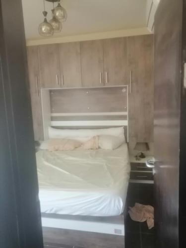 シャルム・エル・シェイクにあるPorto Shramの部屋にある白いシーツと枕が置かれたベッド