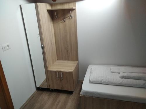 Katil atau katil-katil dalam bilik di Apartments Izvor Lisine