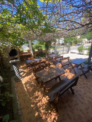 Un jardín fuera de Violit Apartments&Restaurant