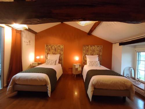 Ένα ή περισσότερα κρεβάτια σε δωμάτιο στο Au Charme Di'Sy