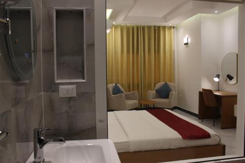 a hotel room with a bed and a bathroom at Hotel Belle Vie in Kinshasa