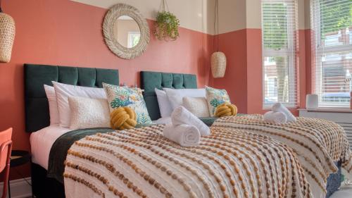 Ένα ή περισσότερα κρεβάτια σε δωμάτιο στο London Hammersmith - hot tub, cinema & gaming room