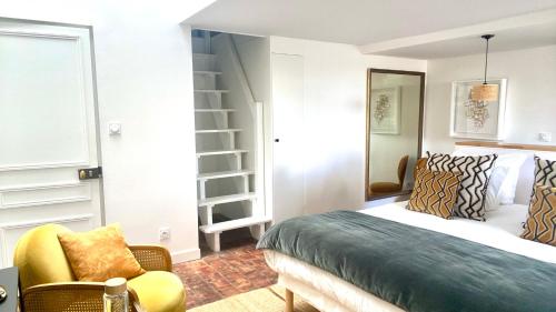 Un pat sau paturi într-o cameră la VILLA DU CEDRE Honfleur