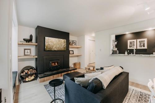 ein Wohnzimmer mit Couch und Kamin in der Unterkunft 64SW - Pets Ok - Wood Stove - Sleeps 4 condo in Glacier