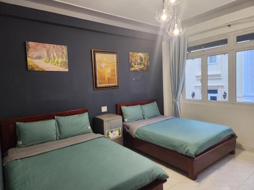 Postel nebo postele na pokoji v ubytování Khách Sạn Cây Xanh