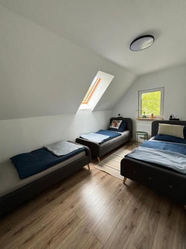 Tempat tidur dalam kamar di Helenowa Polana