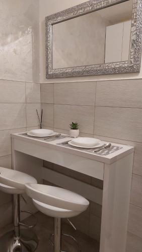a bathroom with two sinks and a mirror at Plavi Tirkiz in Pančevo