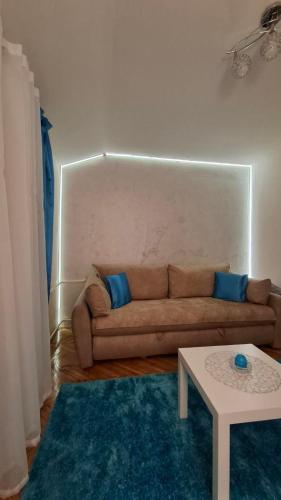 a living room with a couch and a table at Plavi Tirkiz in Pančevo