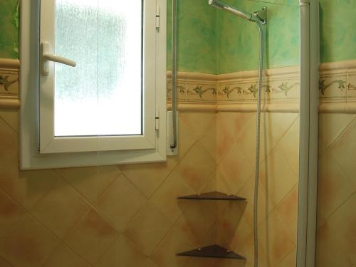 サンタ・クリスティーナ・ダロにあるVilla aitanaの窓付きのバスルーム(シャワー付)