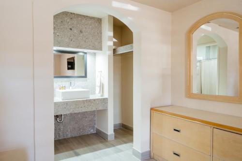 ein Bad mit einem Waschbecken und einem Spiegel in der Unterkunft Hotel Siesta Real in Mexicali