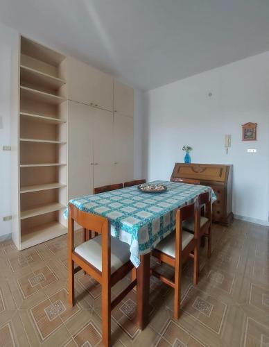 - une cuisine avec une table, des chaises et un piano dans l'établissement Appartamento Stella Di Mare, à Campomarino