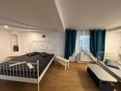 1 Schlafzimmer mit 2 Betten und einem Fenster mit blauen Vorhängen in der Unterkunft Casa Anisia by Hypnotic in Piteşti