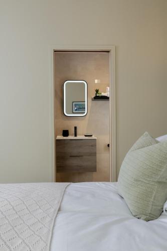 Ένα ή περισσότερα κρεβάτια σε δωμάτιο στο Kings Road Suites