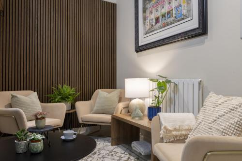 Χώρος καθιστικού στο Kings Road Suites