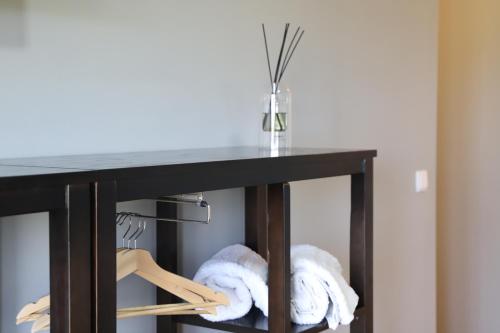 a table with towels and a vase on top of it at Casa Vale do Douro in Mesão Frio