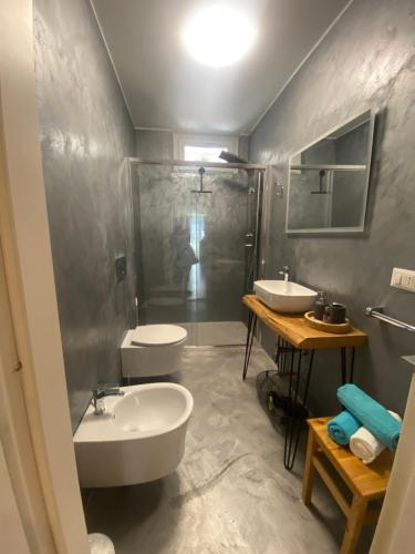 ein Badezimmer mit Waschbecken, Toilette und Dusche in der Unterkunft Lakeside apartment in Orta San Giulio