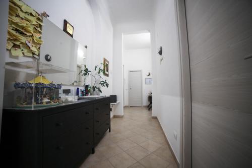 baño con tocador negro y lavabo en Cosmo GuestHouse, en Roma