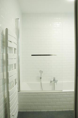 La salle de bains est pourvue d'une baignoire et d'un lavabo. dans l'établissement Vaste et lumineux appartement, à Antibes