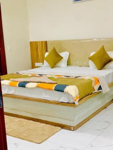 un par de camas en una habitación en THE SILVER TULIP en Ludhiana