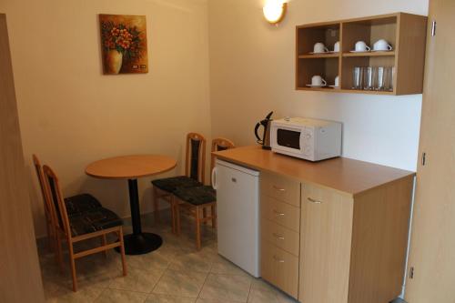 科希策的住宿－ŠD Jedlíkova 5，厨房配有桌子和微波炉