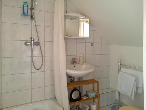 Bilik mandi di Gemütliches Appartement in MG