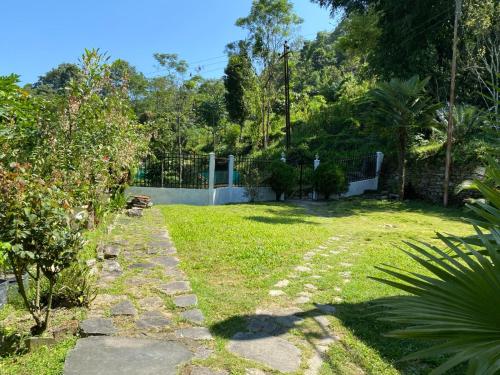 a garden with a fence and grass and trees at 18 Soesunn in Māngwa