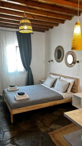 Una cama o camas en una habitación de Vougli View Mykonos