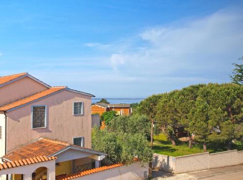 a house with a hill in the background at Ferienwohnung für 5 Personen ca 54 qm in Peroj, Istrien Istrische Riviera in Peroj
