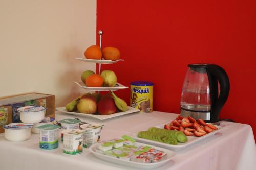 uma mesa com pratos de alimentos e frutas e legumes em Casa Vale do Douro em Mesão Frio