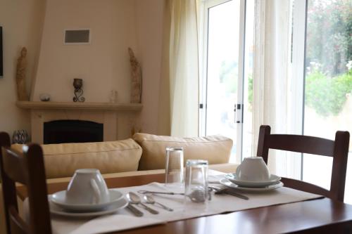 梅桑弗里烏的住宿－Casa Vale do Douro，客厅配有桌子和沙发