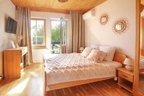 Ένα ή περισσότερα κρεβάτια σε δωμάτιο στο Prie Mariu