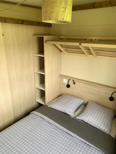 une chambre avec deux lits dans une pièce dans l'établissement Le gîte de la vallée en baie, à Mons-Boubert