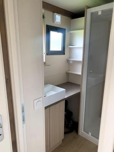 une petite salle de bain avec un lavabo et un miroir dans l'établissement Le gîte de la vallée en baie, à Mons-Boubert