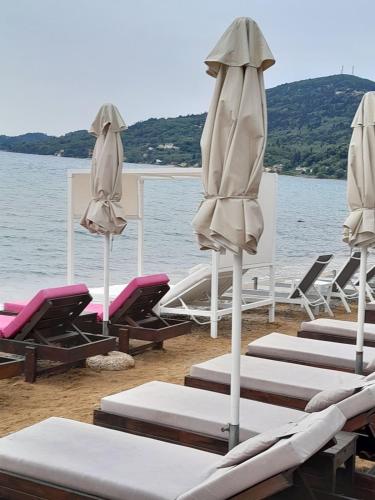 Gallery image of Anatoli Studios in front of the beach in Mesongi