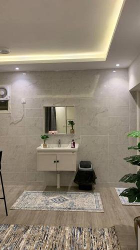 شقة استديو فاخرة في خميس مشيط: حمام مع حوض ومرآة