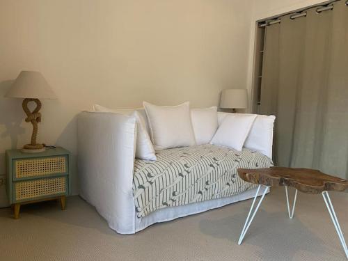 - un canapé blanc dans une chambre avec une table dans l'établissement Biarritz studio extra centre grande plage, à Biarritz