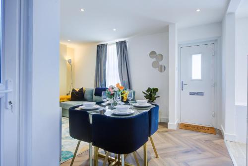 a living room with a table and a couch at Bath Lodge - Arree Stays in Margate