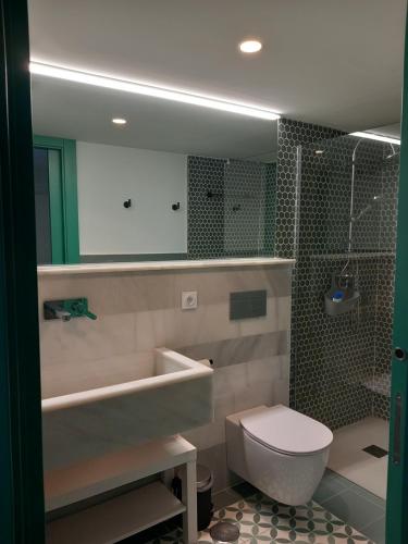 TORREMOCHA في كابو دي بالوس: حمام مع حوض ومرحاض ومرآة