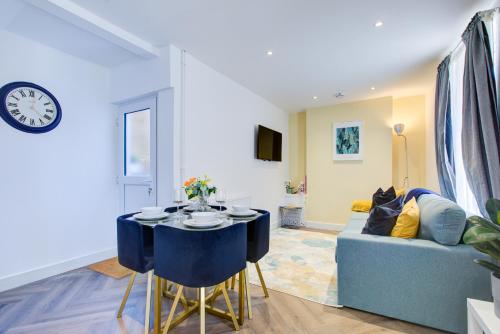 a living room with a table and a couch at Bath Lodge - Arree Stays in Margate