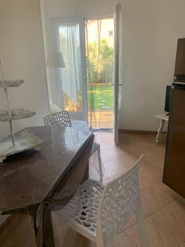 une salle à manger avec une table et deux chaises dans l'établissement Logement à Vallecalle village du nebbio, à Vallecalle