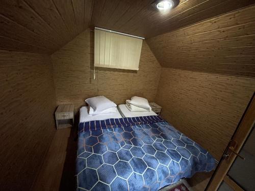 Ένα ή περισσότερα κρεβάτια σε δωμάτιο στο Camping Dragoske
