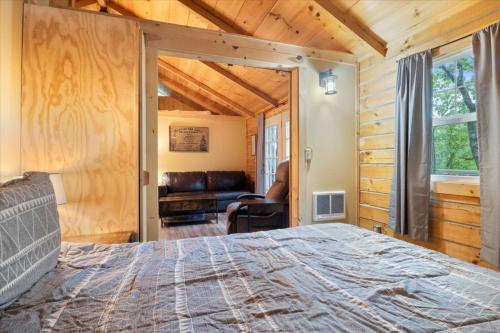 Ein Bett oder Betten in einem Zimmer der Unterkunft The Eldon Cabin Experience