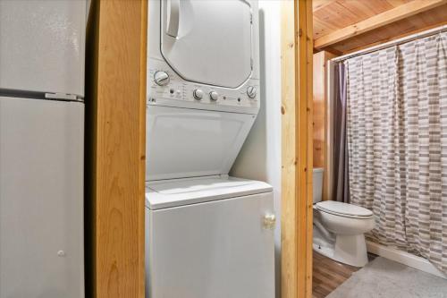 a washer and dryer in a tiny house at The Eldon Cabin Experience in Eldon