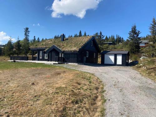 una casa con techo de césped en un camino de tierra en Perfect location at Lifjell en Lifjell