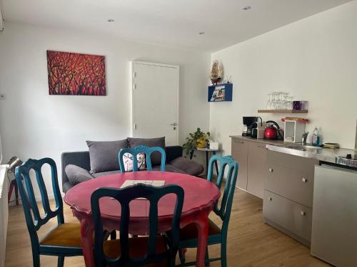 une cuisine avec une table et des chaises dans une cuisine dans l'établissement Art de Vivre en Couleurs, à Malleval